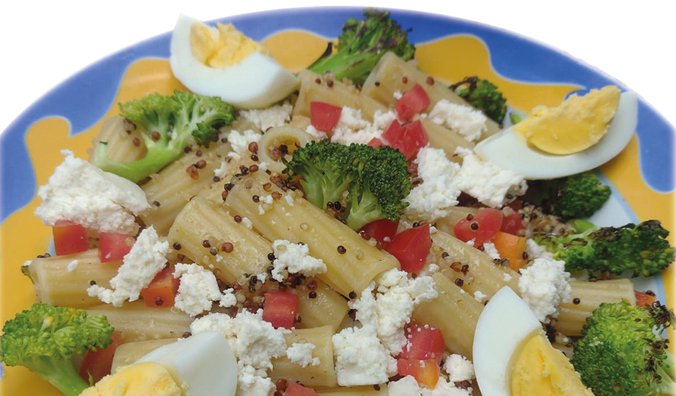 Massa com quinoa, ricota fresca, tomates, brócolis e ovos cozidos.